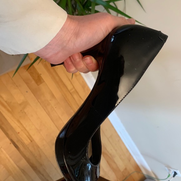 Vince Camuto peep-toed patent leather. - Picture 2 of 3